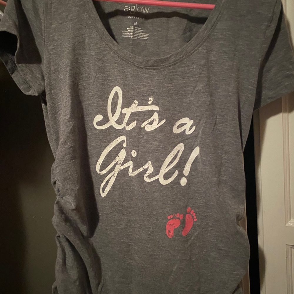 “It’s a girl” fitted maternity tee